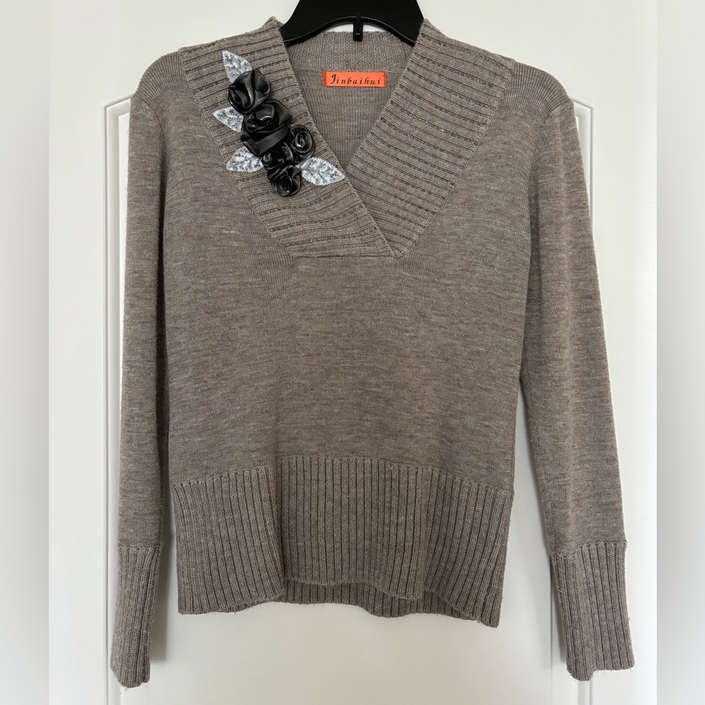 Gray sweater with flower detail women’s
